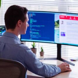 Homme devant un écran PC