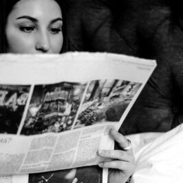 Femme lisant un journal