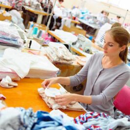 jeune femme dans un atelier de couture devant sa table de travail