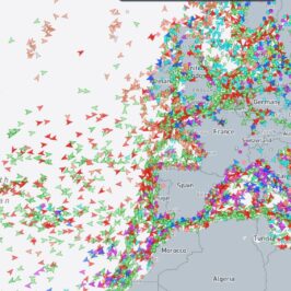 carte marine Traffic et flèches désignant les navires en mer