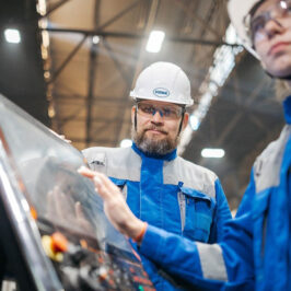 Ouvriers dans une usine devant une console informatique Crédit photo : Sergey2025 Pixabay
