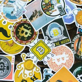 Ensembles de Bitcoins sur un bureau