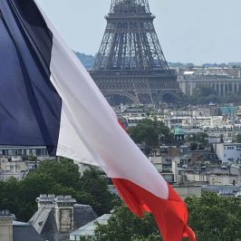 Drapeau tricolor français sur fond de Tour Eiffel