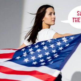 Jeune femme portant un drapeau américain crédit photo cottonbro studio