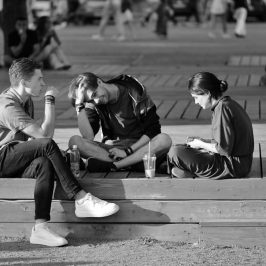 Jeunes gens assis sur une esplanade. Crédit photo : Dmitry Ovsyannikov. Pexels.