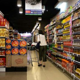 Femme dans le rayon d'un supermarché