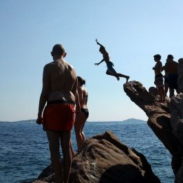 Garçon sautant depuis un rocher à Sanary-sur-Mer. Crédit : Muriel A. Pineau