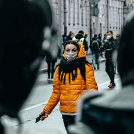 Femme dans une manifestation de rue et casques de policiers - Crédit photo Pexels Roman Ska