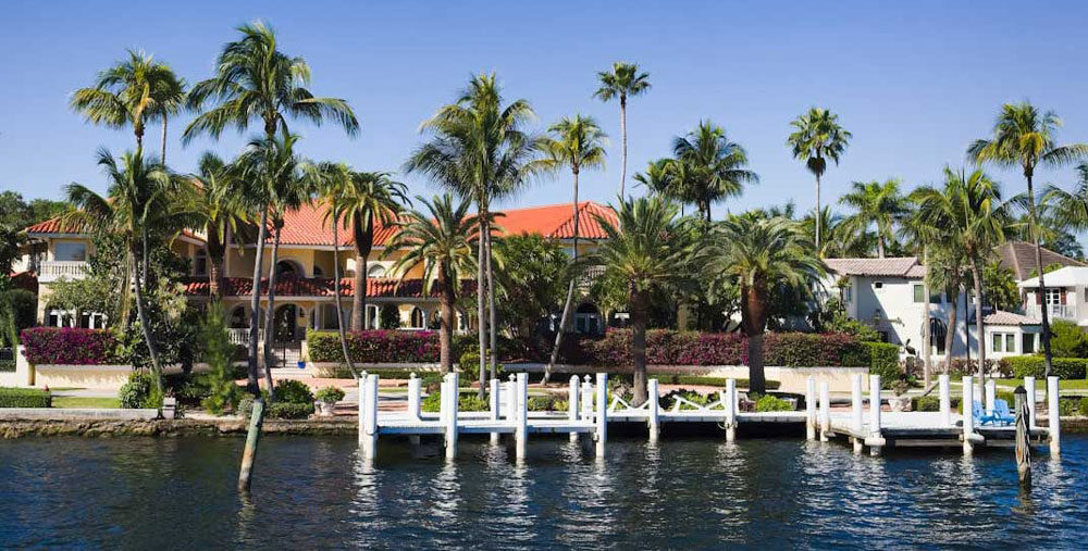 Villa de bord de mer avec palmiers Crédit photo : Eric Prouzet. Pexels.