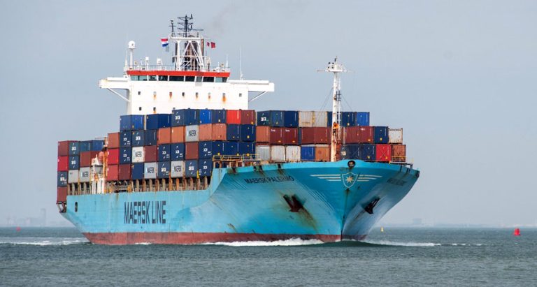 Porte-conteneurs Crédit photo : dendoktoor. Pixabay.