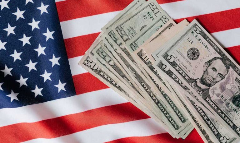 Liasse de dollars et drapeau américain. Crédit photo. www.kaboompics.com. Pexels.