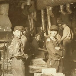 Garçons travaillant dans une usine du XIXe. Crédit photo : Pixnio