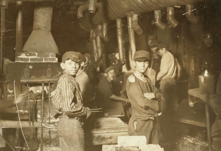 Garçons travaillant dans une usine du XIXe. Crédit photo : Pixnio