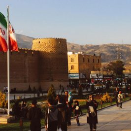 Iran. Edifice ancien et drapeaux nationaux. Crédit photo : elif özlem aydeniz. Pexels.