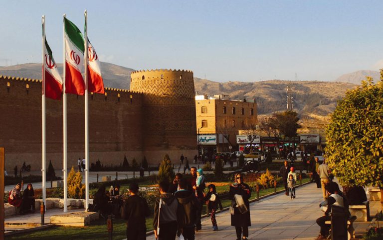 Iran. Edifice ancien et drapeaux nationaux. Crédit photo : elif özlem aydeniz. Pexels.