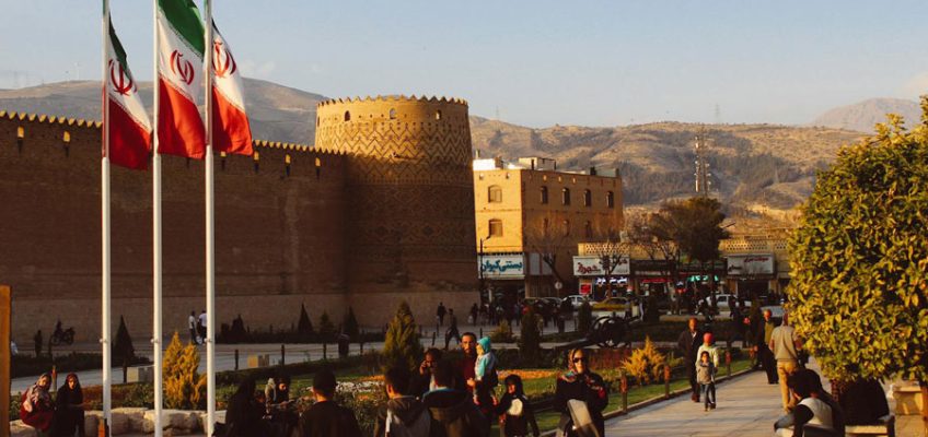 Iran. Edifice ancien et drapeaux nationaux. Crédit photo : elif özlem aydeniz. Pexels.