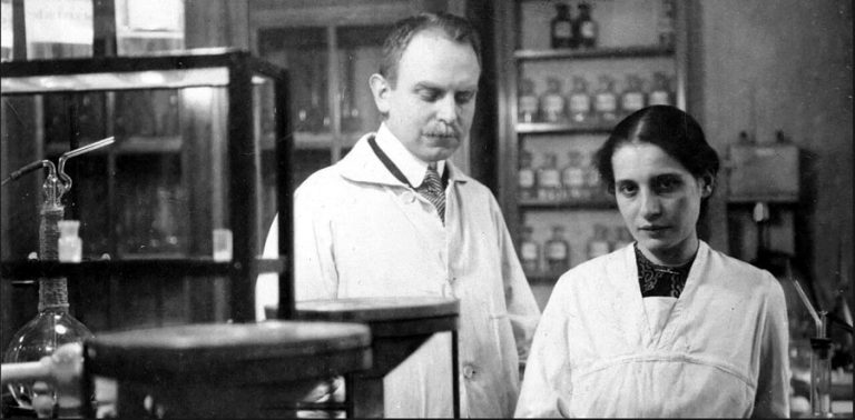 Otto Hahn et Lise Meitner photographiés dans leur laboratoire en 1912