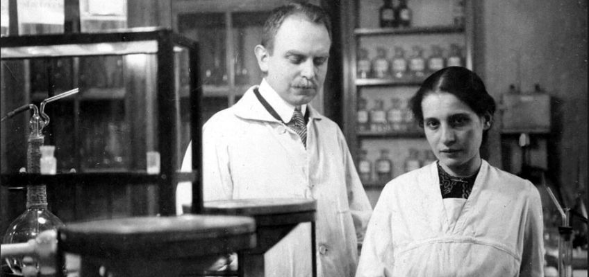 Otto Hahn et Lise Meitner photographiés dans leur laboratoire en 1912