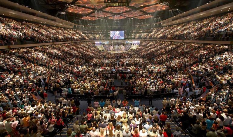 Messe évangélique. Crédit photo : ToBeDaniel. Wikipedia