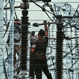 technicien intervenant sur un réseaux électrique. Crédit photo : Sabian Mahmud. Pexels.