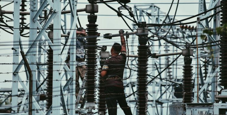 technicien intervenant sur un réseaux électrique. Crédit photo : Sabian Mahmud. Pexels.