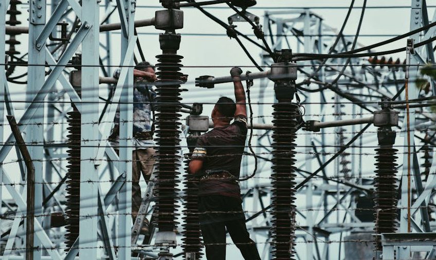 technicien intervenant sur un réseaux électrique. Crédit photo : Sabian Mahmud. Pexels.
