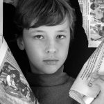 Garçon journaux. photo noir et blanc. Crédit photo : Vika Glitter. Pexels.