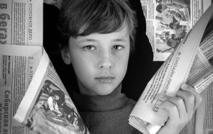 Garçon journaux. photo noir et blanc. Crédit photo : Vika Glitter. Pexels.