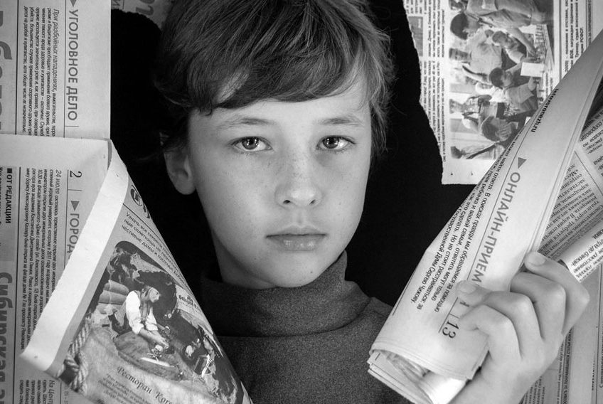 Garçon journaux. photo noir et blanc. Crédit photo : Vika Glitter. Pexels.