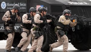 Militaires, police ICE en intervention