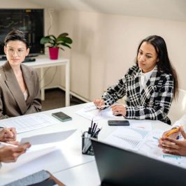 Salariés dans un bureau. Crédit photo : Yan Krukau. Pexels.