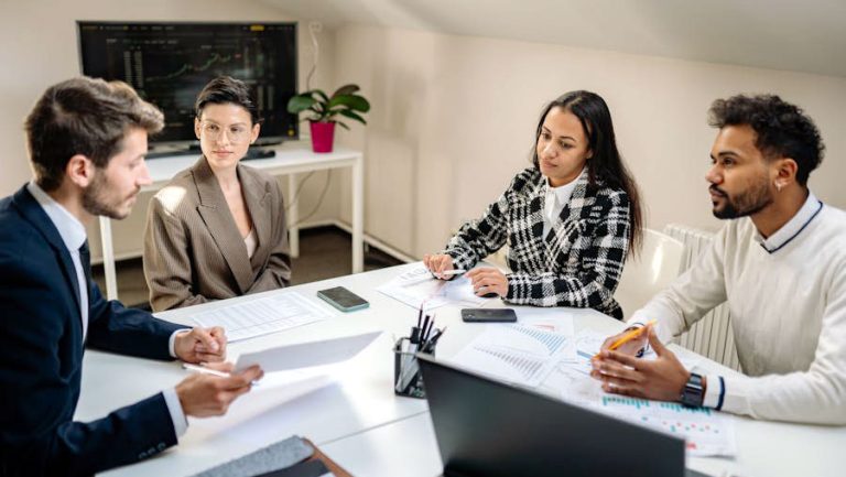 Salariés dans un bureau. Crédit photo : Yan Krukau. Pexels.