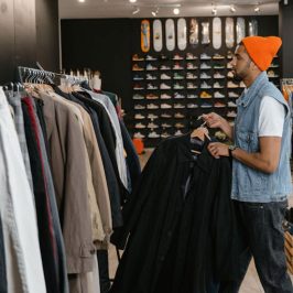 Vendeur dans une boutique de vêtements. Crédit photo : MART PRODUCTION. Pexels.