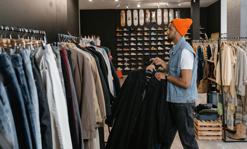 Vendeur dans une boutique de vêtements. Crédit photo : MART PRODUCTION. Pexels.