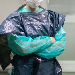 Infirmière habillée en partie avec des sac poubelle pour se protéger