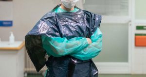 Infirmière habillée en partie avec des sac poubelle pour se protéger