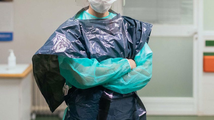 Infirmière habillée en partie avec des sac poubelle pour se protéger