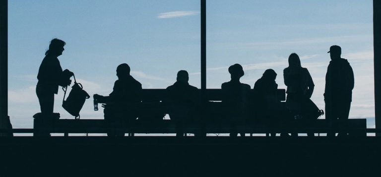 groupe de personnes dans un aéroport devant une baie vitrée. Crédit photo Wal 172619. Pixabay.