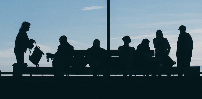 groupe de personnes dans un aéroport devant une baie vitrée. Crédit photo Wal 172619. Pixabay.