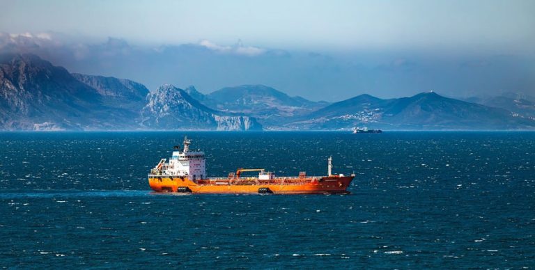 Tanker le long d'une côte