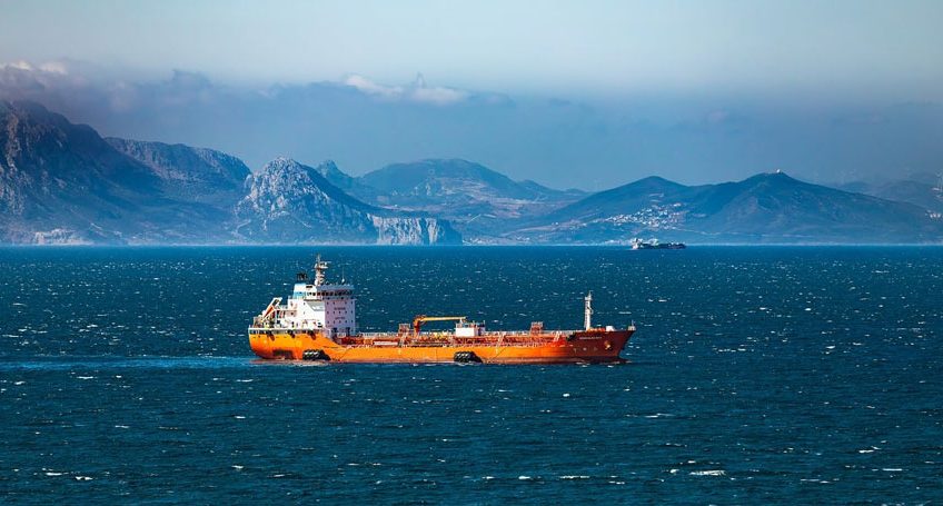 Tanker le long d'une côte